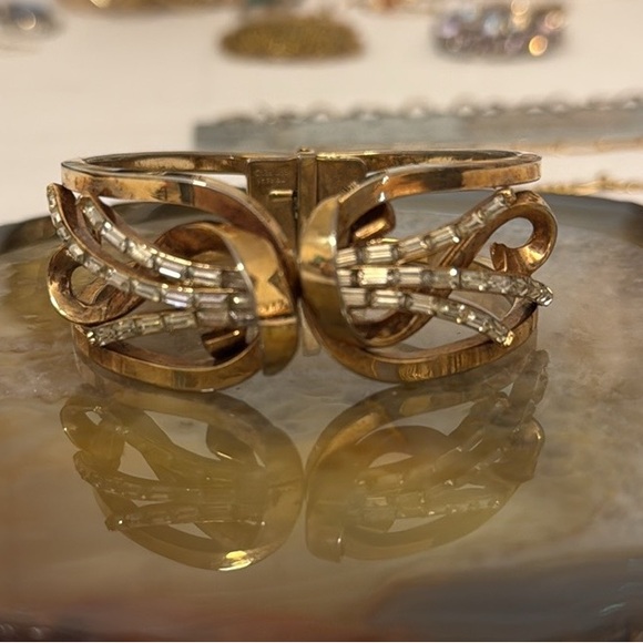 Trifari Jewelry - Vintage 1940’s Crown Trifari hinged cuff meteor series Guc 6.25" to 6.5"